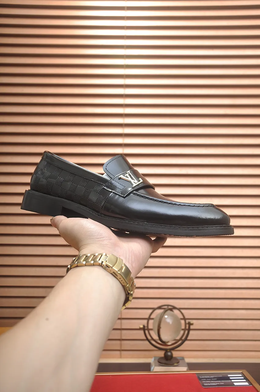 Men's men's shoes 💰460💶 [LV] (original single cowhide lining) 🍀LV's latest genuine leather business suit shoes are launched simultaneously on the official website. The first-layer cowhide imported from Italy is made of heavy gold, 💥1:1 rubber outsole from the official website. Versatile to wear, high-end without losing class, and the color combination is extraordinary. This four-season style is alluring when worn on your feet, showing off your big-name flair. Standard code 38-45 (45 customized)